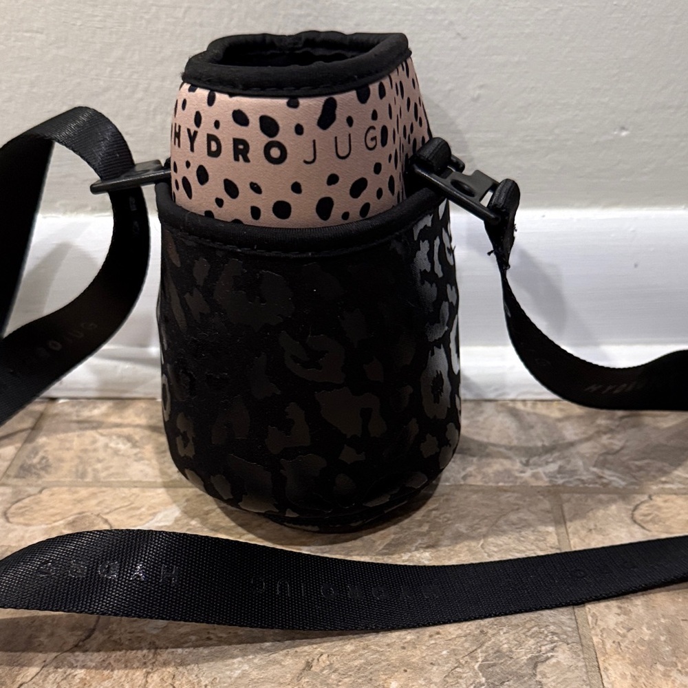 HydroJug mini sleeve in Black and tan leopard print